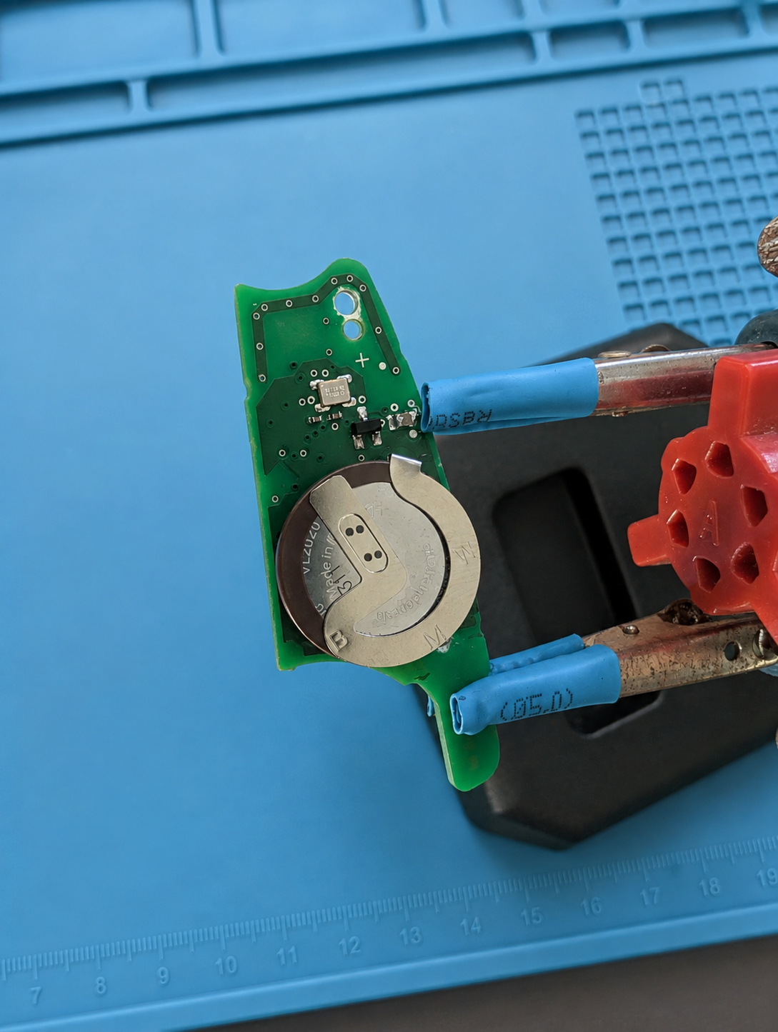 Akku-Batterie auf der Schlüssel-Platine während des Wechsels