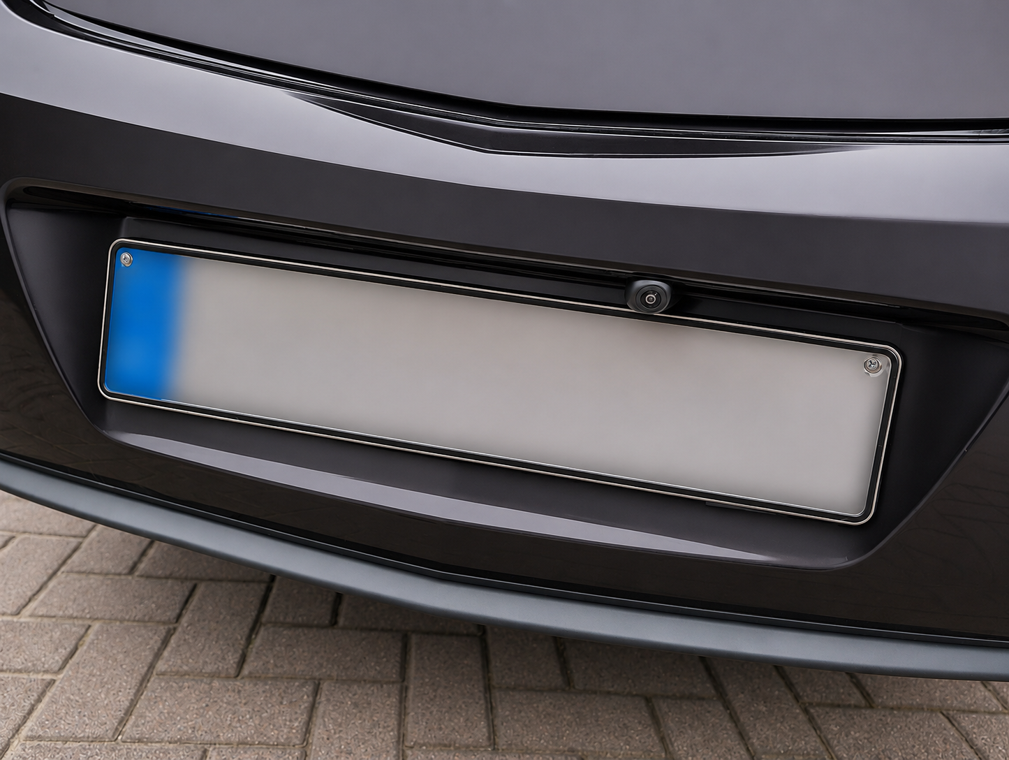 Dezent im Kennzeichenrahmen integrierte Rückfahrkamera