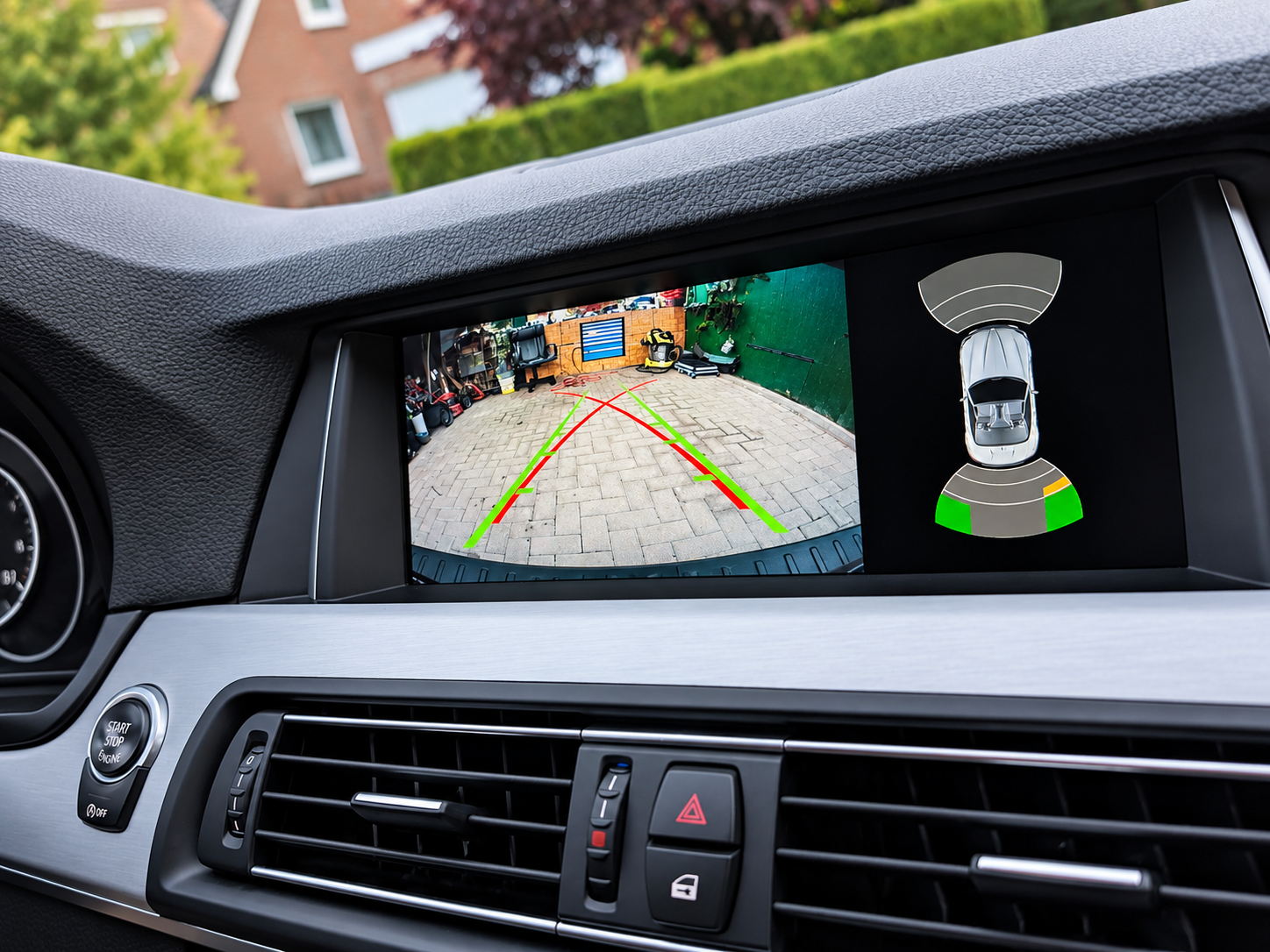 Rückfahrkamera-Einbau mit Einparkhilfe-Anzeige im Fahrzeugdisplay
