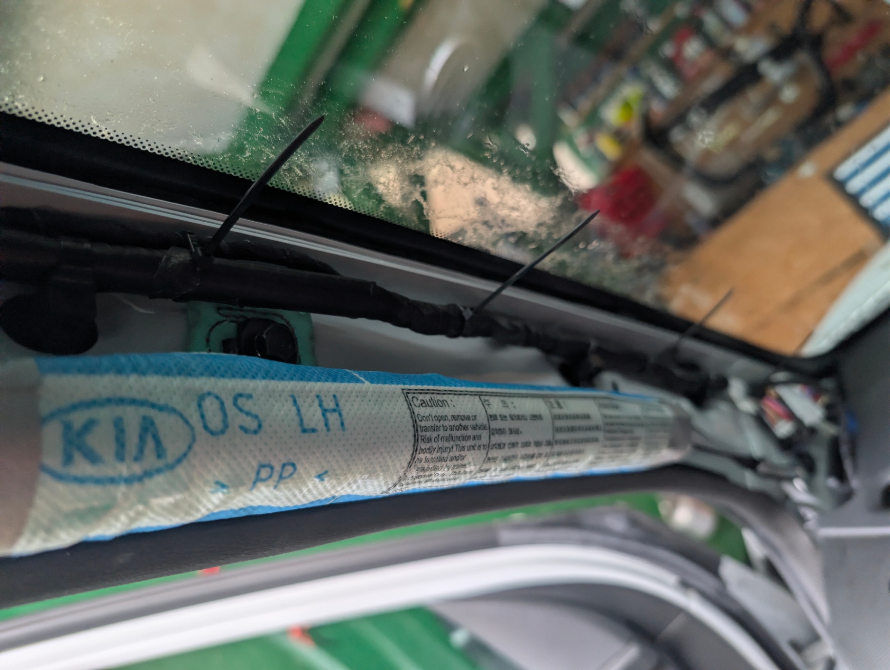 Kabelverlegung der Dashcam entlang des Dachhimmels