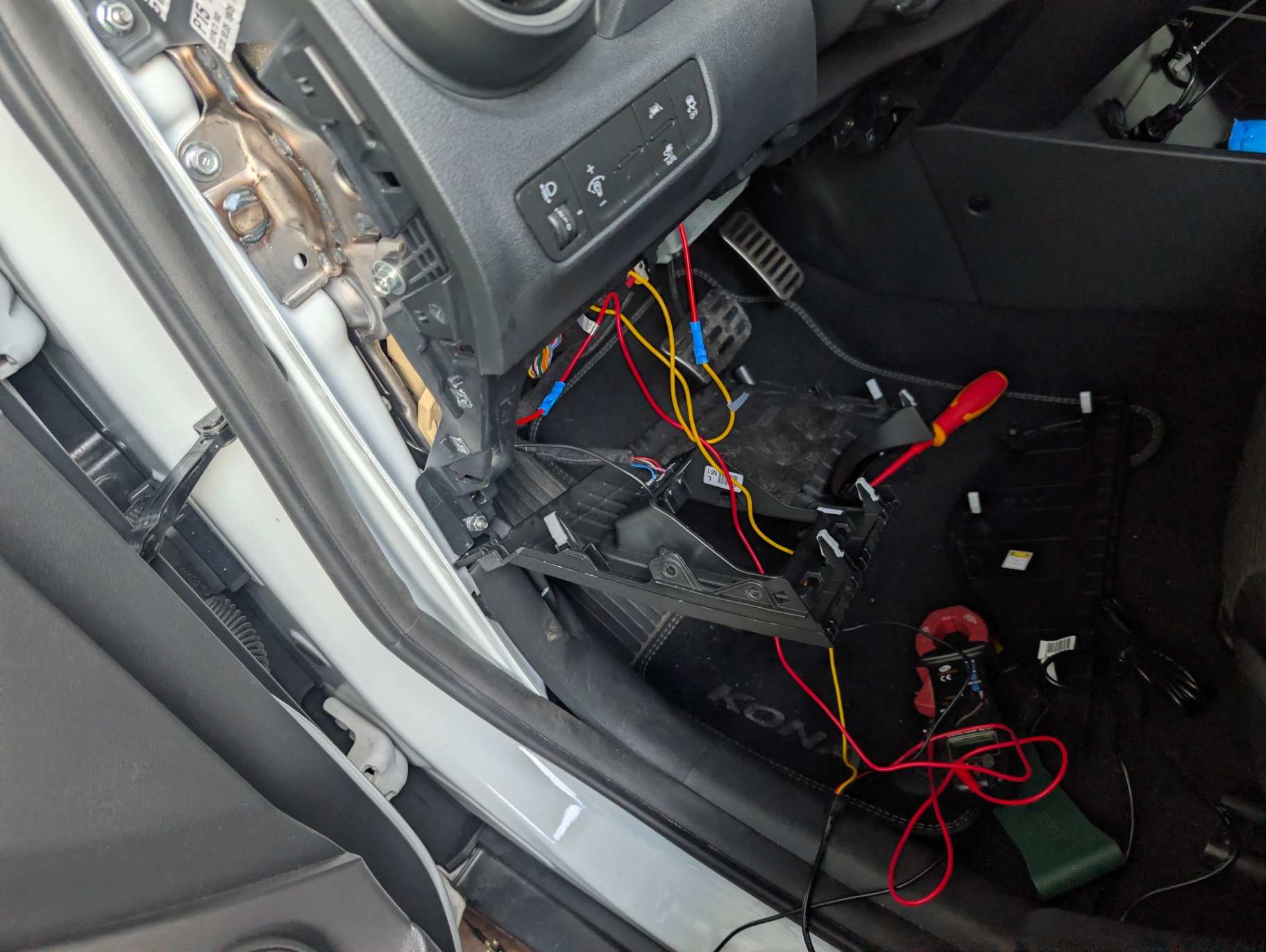 Verkabelung der Dashcam im Fußraum hinter der Verkleidung