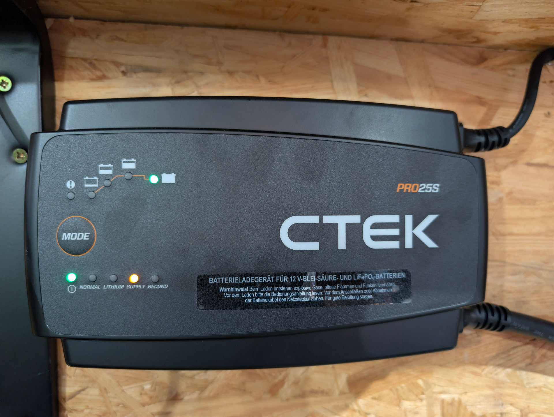 Batterieladegerät zur Stützspannung bei Programmierarbeiten