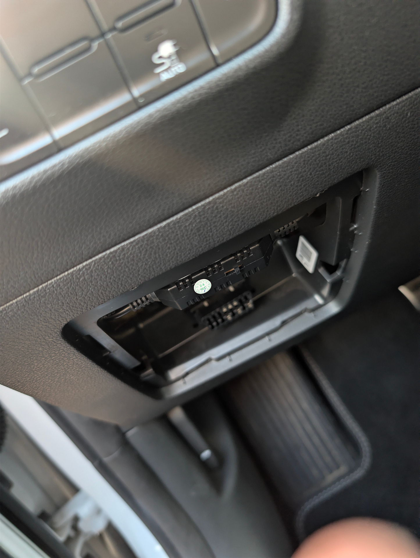 Hardwire-Modul beim Dashcam-Einbau hinter der Verkleidung