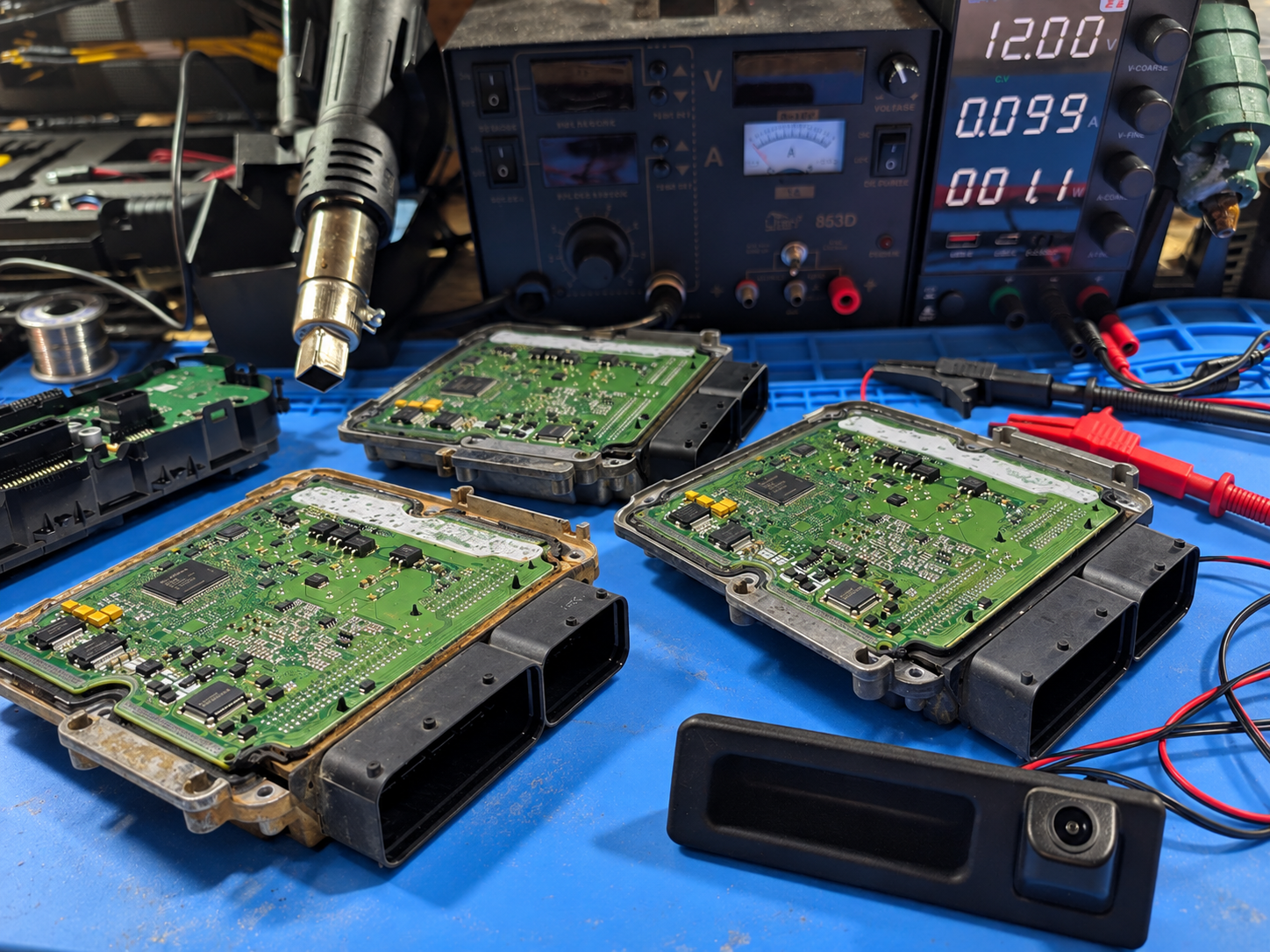 Motorsteuergerät ECU auf Werkbank mit Diagnose- und Programmierhardware